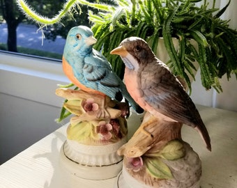 Large Vintage Bird Music Box Statue, Figurine by Sanyo. Bluebird (It's a Small World) or Robin (You Light Up My Life). Shabby cottage decor.