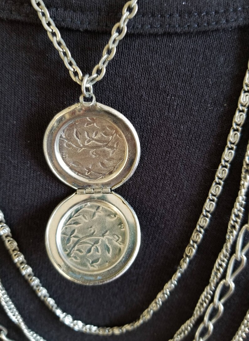 Decorative Clasp Graduated Length Necklace Vintage Boho 5 Strand Locket Citation Tag. Various Retro Styles /& Sizes of Silver Tone Chains