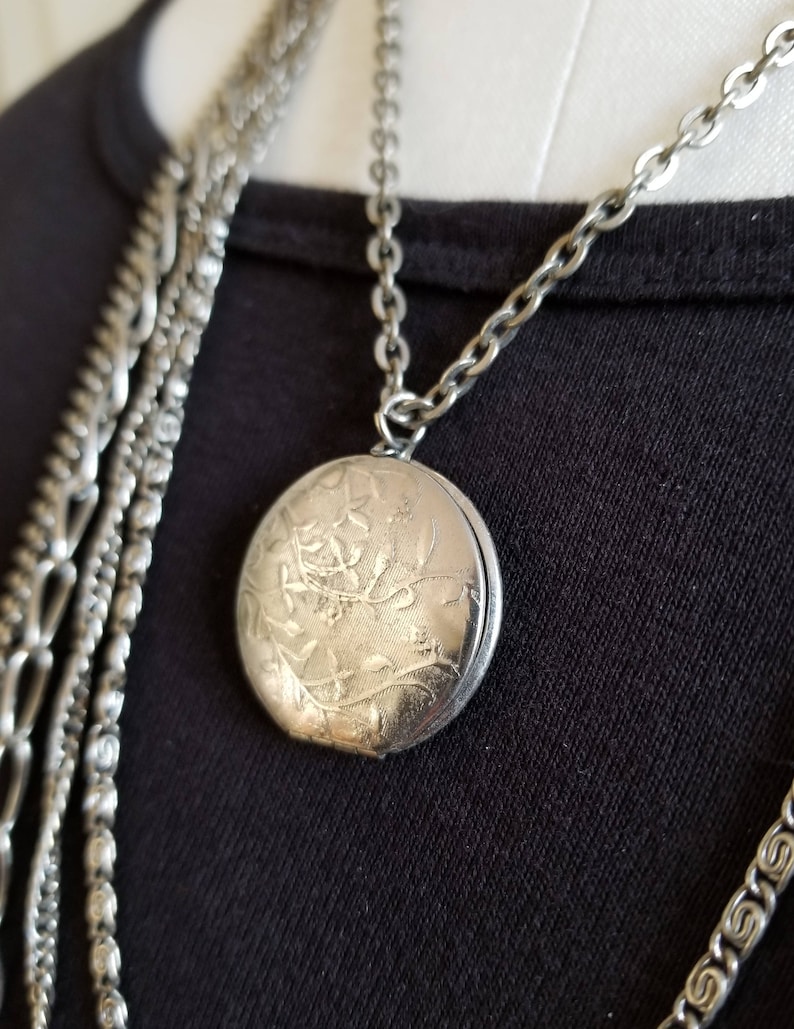 Decorative Clasp Graduated Length Necklace Vintage Boho 5 Strand Locket Citation Tag. Various Retro Styles /& Sizes of Silver Tone Chains