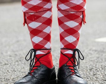 Calcetines altos hasta la rodilla con estampado de rombos rojos y blancos para kilt / Traje escocés de las Tierras Altas para hombre, gaitero