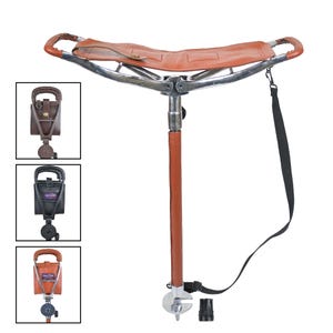 Peut inclure: Un siège pliant en cuir marron avec un cadre chromé et une sangle noire. Le siège est fixé à une canne en bois brun avec une pointe métallique.