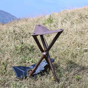 Taburete trípode portátil, silla plegable de madera natural con asiento de cuero genuino, taburete ligero para acampar, senderismo y pesca al aire libre, regalo para él