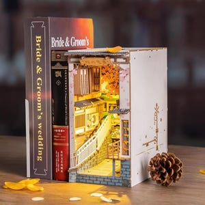 Japanse Falling Sakura River Tram Book Nook – Kersenbloesem DIY miniatuur diorama met muziekdoos, uniek woondecoratie en cadeau