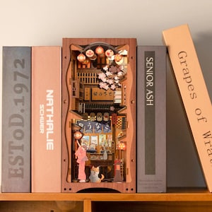 Kit de rincón de lectura Sakura Street: biblioteca japonesa en miniatura con flores de cerezo y un acogedor rincón de lectura con gatos para adultos y adolescentes.