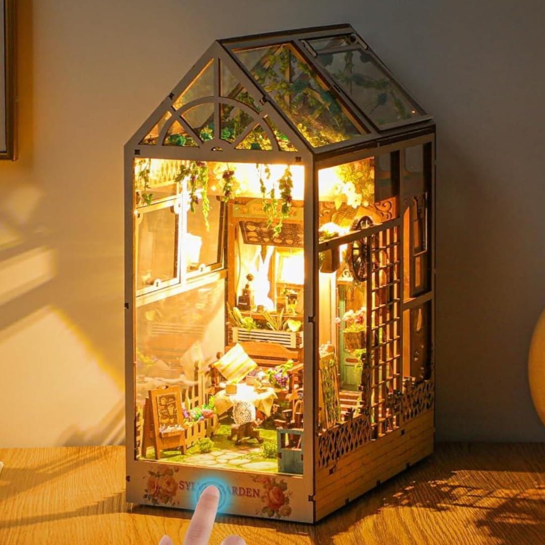Sutowe Kit fai da te, puzzle 3D in legno per libreria, decorazione con luce LED, kit fai da te in miniatura per casa delle bambole, fermalibri in