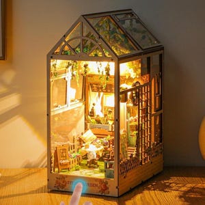 Kit de rincón de lectura con jardín de flores: diorama en miniatura DIY, sujetalibros de madera con forma de rompecabezas para estanterías, inserto decorativo acogedor de estilo rústico.