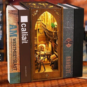 Kit de rincón de lectura de la Biblioteca del Conocimiento: casa de muñecas en miniatura DIY, sujetalibros de madera 3D con luz de sensor para estanterías y adolescentes.