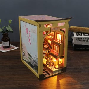 Kit de recanto para livros da estação de trem Sakura do interior do Japão com caixa de música – Cena em miniatura faça você mesmo, perfeita para artesãos e decoração de casa