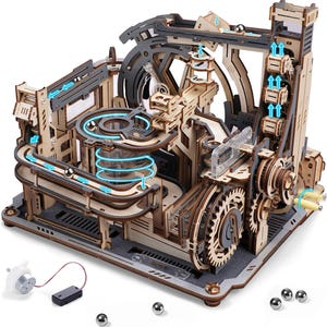 Könnte beinhalten: Eine Holz-Murmelbahn mit einem komplexen Bahnsystem, bestehend aus einem durchsichtigen Glasrohr mit einer Spiralbahn, Zahnrädern und einem Motor. Die Bahn ist aus Holz und hat eine natürliche Oberfläche. Die Murmelbahn wird von einem kleinen Elektromotor angetrieben und enthält mehrere Murmeln.