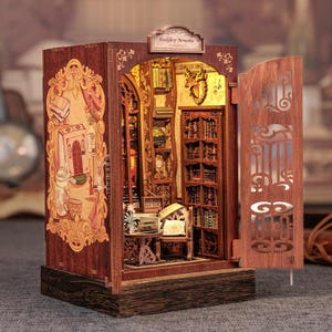 Kit de rincón de lectura DIY Bookshop Memories: estantería de madera en miniatura con luces LED: regalo perfecto para amantes de los libros y artesanos