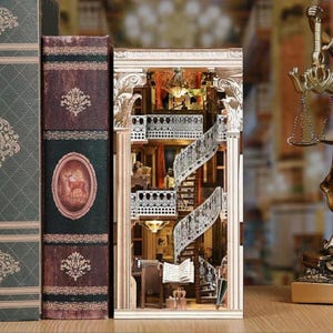 Kit de rincón de lectura para biblioteca de derecho: diorama de biblioteca en miniatura DIY, sujetalibros de madera 3D para estanterías, inserto de temática legal para adultos y adolescentes