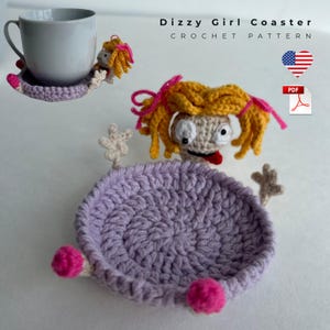 Könnte beinhalten: Gehäkelter Untersetzer in Form eines Mädchens mit gelben Haaren und rosa Akzenten. Der Untersetzer ist lila und hat eine passende Mädchenfigur. Der Text "Dizzy Girl Coaster Crochet Pattern" ist sichtbar.