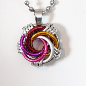 Wisiorek: Lesbian Pride Maillestrom - Kolczuga z anodowanego aluminium