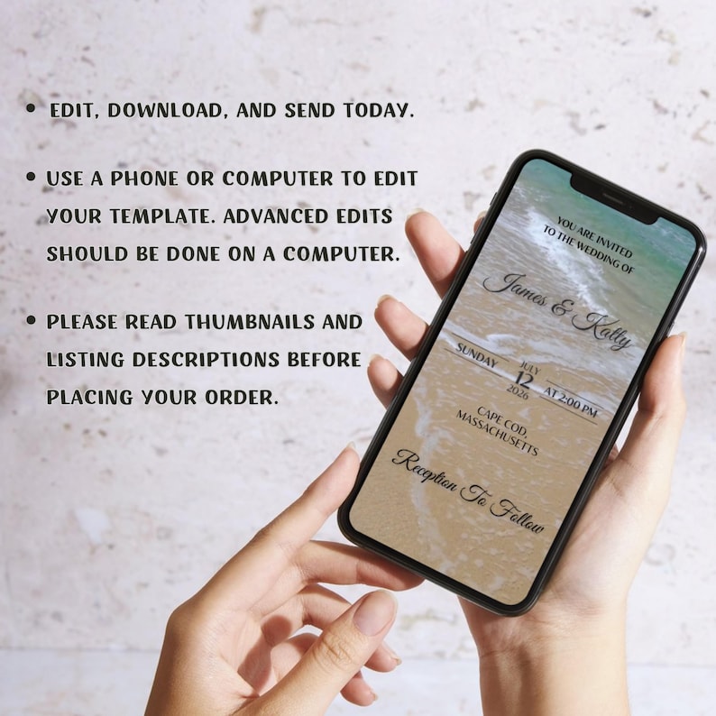 K&ouml;nnte beinhalten: Ein Smartphone zeigt eine Hochzeitseinladung mit einem Strandhintergrund. Die Einladung lautet "James & Katty" mit Datum, Uhrzeit und Ort: Cape Cod, Massachusetts. Das Telefon wird von einer Person gehalten.