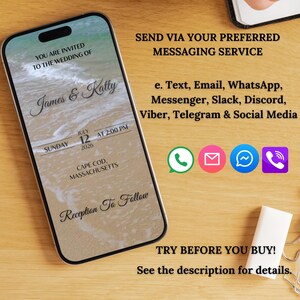 K&ouml;nnte beinhalten: Ein Smartphone zeigt eine Hochzeitseinladung mit Strandhintergrund. Die Einladung ist f&uuml;r James & Katty, mit dem Datum 12. Juli 2026 und dem Ort Cape Cod, Massachusetts. Text beinhaltet "Senden Sie &uuml;ber Ihren bevorzugten Messaging-Dienst."