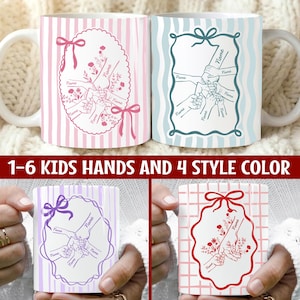 Op de afbeelding: Witte keramische mokken met gepersonaliseerde ontwerpen. De mokken tonen illustraties van handen die elkaar vasthouden, met ruimte voor namen. De ontwerpen omvatten roze en blauwe strepen en de tekst "1-6 KIDS HANDS AND 4 STYLE COLOR".