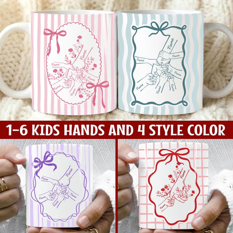 Op de afbeelding: Witte keramische mokken met gepersonaliseerde ontwerpen. De mokken tonen illustraties van handen die elkaar vasthouden, met ruimte voor namen. De ontwerpen omvatten roze en blauwe strepen en de tekst "1-6 KIDS HANDS AND 4 STYLE COLOR".