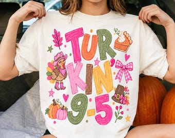 Lustiges Truthahn-PNG, Truthahn-Design „9 bis 5“, Preppy-Pink-Cowgirl-Thanksgiving-Shirt, Trendiges, farbenfrohes Western-Truthahn-Shirt, süße Herbst-Sublimation