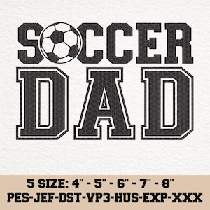 Könnte beinhalten: Schwarzweißes Grafikdesign eines Fußballs mit dem Text "SOCCER DAD" in einer fetten, blockartigen Schrift. Der Text "5 SIZE: 4" - 5" - 6" - 7" - 8" PES-JEF-DST-VP3-HUS-EXP-XXX" befindet sich unterhalb der Grafik.