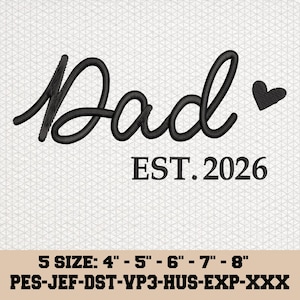 Könnte beinhalten: Schwarzes Stickdesign mit dem Wort "Dad" in Schreibschrift, einem kleinen Herz und dem Text "EST. 2026". Das Design befindet sich auf weißem Hintergrund. Das Bild enthält auch Größenoptionen von 10,16 cm bis 20,32 cm.