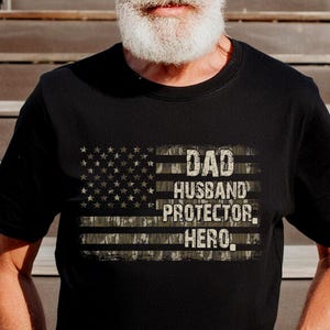 Veterano del Día del Padre (Png), Papá retro, esposo, protector, héroe (Png), Camisa de caza de camuflaje (Png), Papá del ejército (Png), Papá camuflado (Png), Regalo del Día del Padre