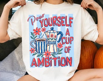 Gestreiftes „A Cup of Ambition“-PNG, Dolly-inspiriertes Kaffeedesign, Retro-Mokakannen-Grafik, Country-Musik-Shirt-PNG, Vintage-Kaffee-Sublimation