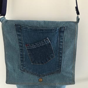 Besace en jeans recyclé, anse réglable, doublée en coton, poche zippée intérieure