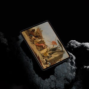 K&ouml;nnte beinhalten: Ein digitales Tablet, das ein klassisches Gem&auml;lde mit Figuren in warmen T&ouml;nen zeigt. Das Tablet befindet sich vor einem dunklen, strukturierten Hintergrund, wodurch ein Kontrast zwischen dem modernen Ger&auml;t und dem Kunstwerk entsteht.