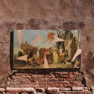 K&ouml;nnte beinhalten: Ein rechteckiges Gem&auml;lde, das eine historische Szene darstellt, an einer verwitterten Ziegel- und Putzwand befestigt. Das Kunstwerk zeigt Figuren in klassischer Kleidung, wobei Bereiche des Bildes durch zerrissenes, pfirsichfarbenes Papier verdeckt sind.