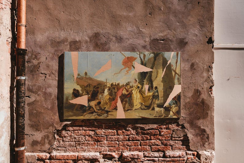 K&ouml;nnte beinhalten: Ein rechteckiges Gem&auml;lde, das eine historische Szene darstellt, an einer verwitterten Ziegel- und Putzwand befestigt. Das Kunstwerk zeigt Figuren in klassischer Kleidung, wobei Bereiche des Bildes durch zerrissenes, pfirsichfarbenes Papier verdeckt sind.