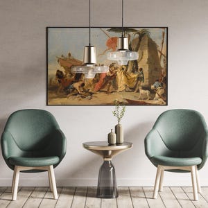 K&ouml;nnte beinhalten: Ein Innenraum mit zwei tealfarbenen Sesseln und einem kleinen Beistelltisch. Dar&uuml;ber h&auml;ngt ein gerahmtes Gem&auml;lde einer historischen Szene zwischen zwei Pendelleuchten. Die St&uuml;hle haben helle Holzbeine.