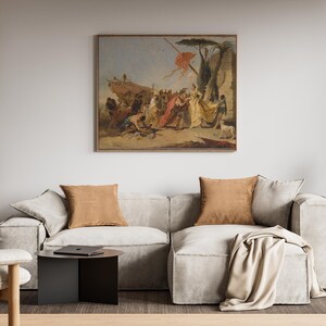 K&ouml;nnte beinhalten: Wohnzimmer mit beigem Sofa, braunen Kissen und einer Decke. Ein gerahmtes Gem&auml;lde h&auml;ngt &uuml;ber dem Sofa. Holzregale flankieren das Sofa, und ein moderner Stuhl befindet sich im Vordergrund. Minimalistisches Design.