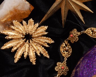 Beautiful Anemone Starburst Gold Pin