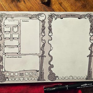 以下が含まれることがあります： 卓上ロールプレイングゲーム用の印刷可能な戦闘トラッカーシート。シートには、イニシアチブ、ヒットポイント、バフのセクションと、巣穴とモンスターのメモのためのスペースがあります。シートには、追加のメモのためのセクションと、剣とつるで飾られたボーダーも含まれています。