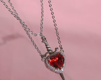 Colliers de couple coeur et épée délicats, bijoux de couple, inspiré de Blanche-Neige et Huntsman