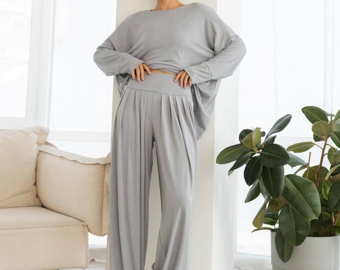 Loungewear Set for Women – Soft Knit Lounge Outfit | Cozy Two Piece Homewear Pajama Set with Wide Pants and Oversized Top | Gray or Brown