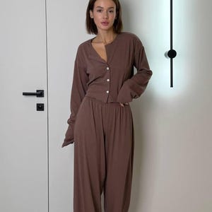 Ribbat loungeset för kvinnor – 2-delad pyjamas | Mysigt stickat sovplagg och loungeset, långärmad topp och vida byxor | Vit, brun, grå