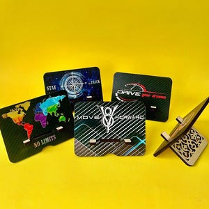Support pour téléphone en bois avec images colorées et phrases motivantes | Organiseur de bureau