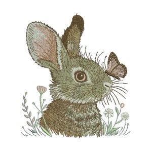 Peut inclure: Gros plan sur un lapin brun et vert avec un papillon posé sur son nez. Le lapin est entouré de fleurs sauvages vertes et blanches.