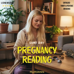 Puede incluir: Una mujer rubia está sentada en una mesa de madera, leyendo cartas del tarot. El texto de la imagen dice "Pregnancy Reading" y "PsychicAurora". La imagen también incluye el texto "5 Star Reviews" y "Detailed Tarot & Psychic Reading".