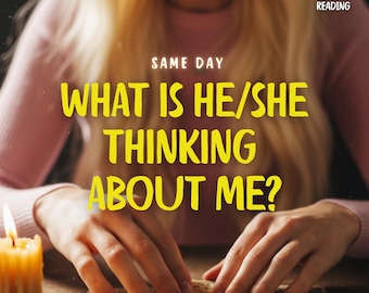 以下が含まれることがあります： 「WHAT IS HE/SHE THINKING ABOUT ME?」の黄色い文字が入ったタロットリーディングの画像。点灯したろうそく、「5 STAR REVIEWS」、「DETAILED TAROT & PSYCHIC READING」の文字も含まれています。PsychicAuroraのロゴが下にあります。