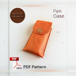 Op de afbeelding: Een oranje leren etui met een klepsluiting en een knoop. De etui is rechthoekig en heeft gestikte randen. De tekst "Pen Case" is zichtbaar. De afbeelding bevat ook de tekst "PDF Pattern" en het logo "MOOJA DESIGN".