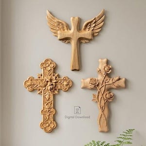 Könnte beinhalten: Drei helle Holzkreuze für die Wand. Das obere Kreuz zeigt geschnitzte Flügel. Das untere linke Kreuz hat aufwendige Blumenschnitzereien mit Rosenmotiven. Das untere rechte Kreuz ist mit geschnitzten Rosenranken verziert. Text: Digital Download.