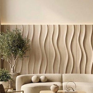 Può includere: Un divano beige curvo è posizionato davanti a un pannello a parete in legno chiaro con texture a onde verticali. Due poltrone beige con telai dorati fiancheggiano un tavolino da caffè in legno irregolare. Due piante verdi affiancano il divano.