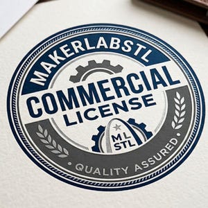 Könnte beinhalten: Ein kreisförmiges Emblem mit dem Text MAKERLABSTL COMMERCIAL LICENSE und QUALITY ASSURED. Das Design enthält ein zentrales Zahnradsymbol, eine stilisierte Bogengrafik mit den Buchstaben ML STL sowie Lorbeerblatt-Akzente in Marineblau und Grau.