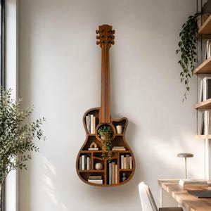Può includere: Libreria a forma di chitarra in legno montata a parete. La libreria è piena di libri e oggetti decorativi. Una piccola pianta è posta al centro. La mensola è di colore marrone caldo.