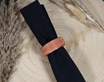 Elegant napkin rings for weddings and parties – Modern table decoration in a metallic look | 3D printed metallic look | Ribbed surface