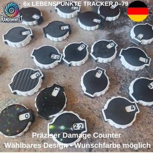 Könnte beinhalten: Eine Sammlung schwarzer und weißer Schadenszähler mit einem Drehregler, der Zahlen von 0 bis 79 anzeigt. Die Zähler haben ein einzigartiges Design und eignen sich für Tabletop-Spiele. Der Text "6x LEBENSPUNKTE TRACKER 0-79" ist ebenfalls enthalten.