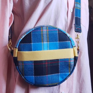 Sac bandoulière rond à carreaux, sac à main pour femme en tweed tartan, sac banane rond, sac bandoulière en laine fait main, sac messager rond avec fermeture à glissière