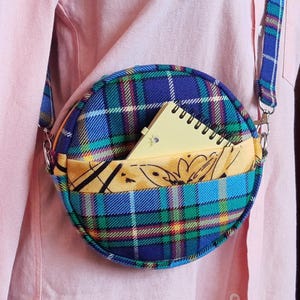 Sac bandoulière rond à carreaux, sac à main pour femme en tweed tartan, sac banane rond, sac bandoulière en laine fait main, sac messager rond avec fermeture à glissière